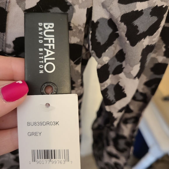 Cute leopard top. - Picture 4 of 4